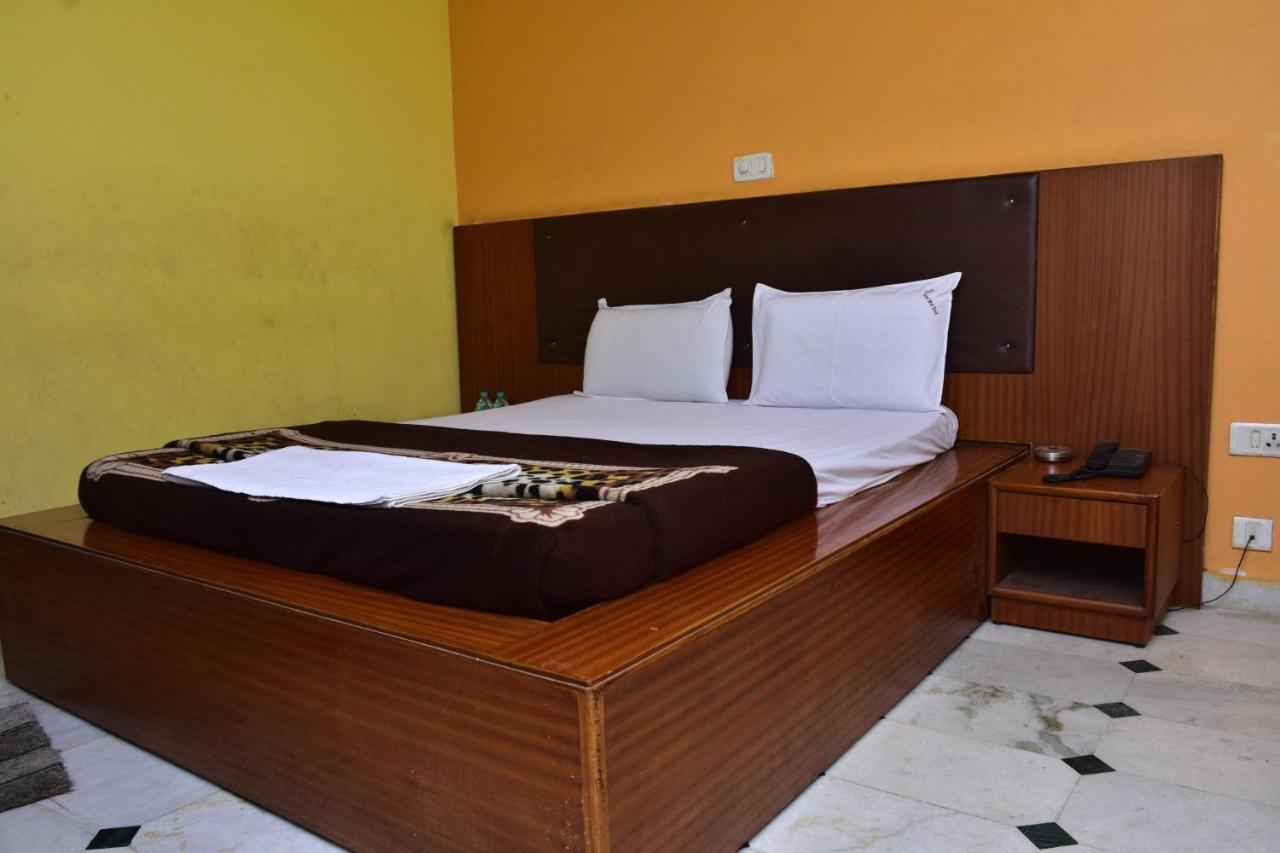 Hotel Mid East Haridaspur Екстер'єр фото