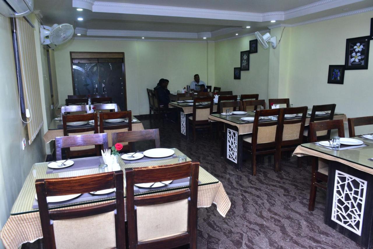 Hotel Mid East Haridaspur Екстер'єр фото